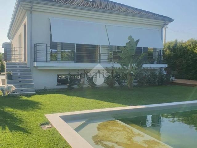 Case e ville in vendita di 320 m² in Via Palmiro Togliatti