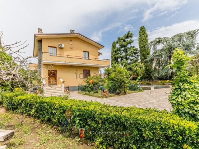 Case e ville in vendita di 300 m² in Via Panarea, 5