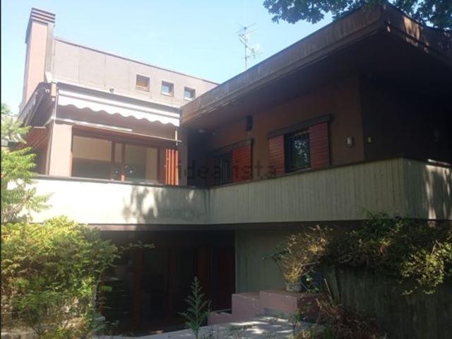 Case e ville in vendita di 320 m² in Via Papa Giovanni XXIII