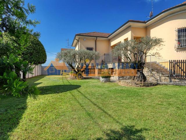 Case e ville in vendita di 320 m² in Via Piro, 3