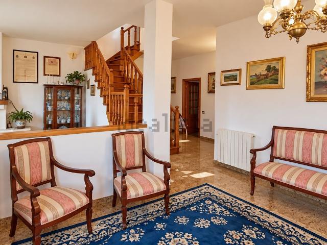 Case e ville in vendita di 320 m² in Via R. Morandi