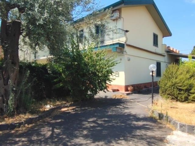 Case e ville in vendita di 320 m² in Via Roma