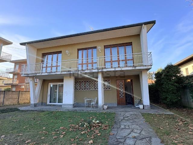 Case e ville in vendita di 320 m² in Via Tommaso Grossi, 26