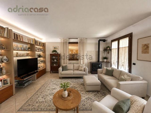 Case e ville in vendita di 320 m² in Via Tavoleto