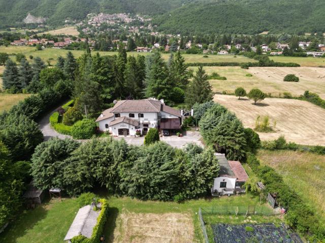 Case e ville in vendita di 320 m² in Via Vaglie