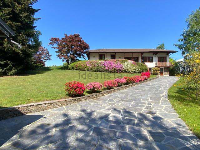 Case e ville in vendita di 320 m² in Via Vanzone, 6