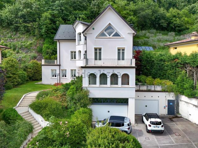 Case e ville in vendita di 320 m² in Via Vittorio Veneto