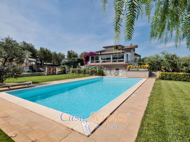 Case e ville in vendita di 320 m² in Viale 1º Maggio