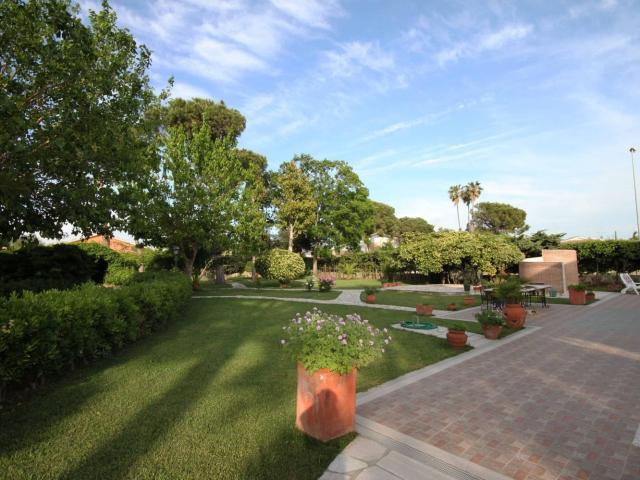 Case e ville in vendita di 320 m² in Viale Nuova California