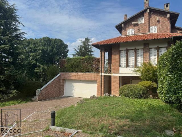 Case e ville in vendita di 320 m² in Viale Regina Elena