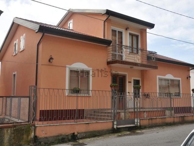Case e ville in vendita di 320 m² in Corso Umberto I, 16