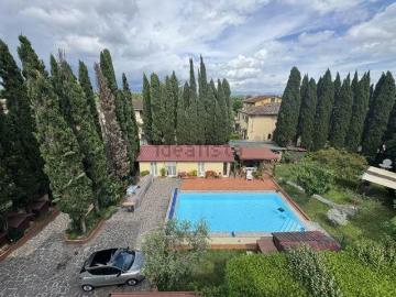 Case e ville in vendita di 320 m² in Piazza della Crezia