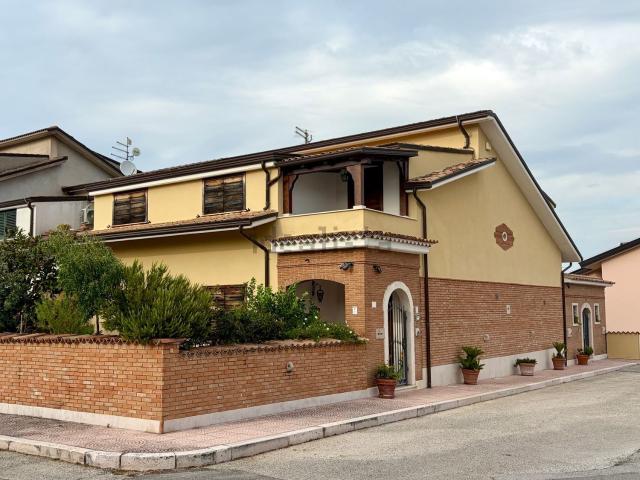 Case e ville in vendita di 320 m² in Piazza Egidio Sant, 30