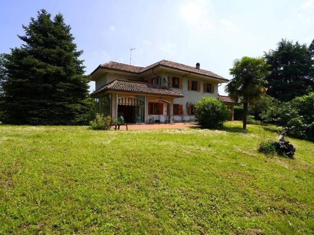 Case e ville in vendita di 320 m² in Strada S. Martino, 35