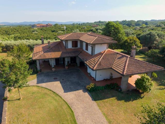 Case e ville in vendita di 320 m² in Strada Provinciale Ronciglionese
