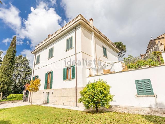 Case e ville in vendita di 321 m² in Via 4 Novembre