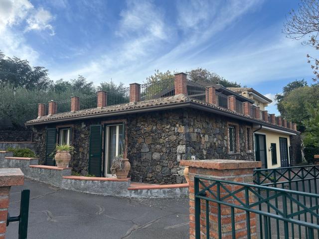 Case e ville in vendita di 321 m² in Via Aglialoro, 11
