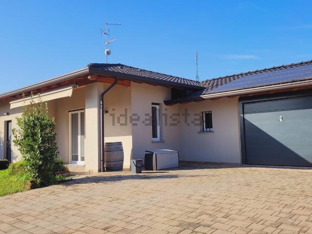 Case e ville in vendita di 322 m² in Via Bassone