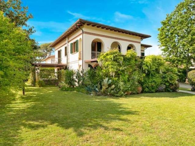 Case e ville in vendita di 322 m² in Via Lorenzo dei Medici, 121