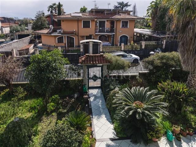 Case e ville in vendita di 322 m² in Via Mongibello