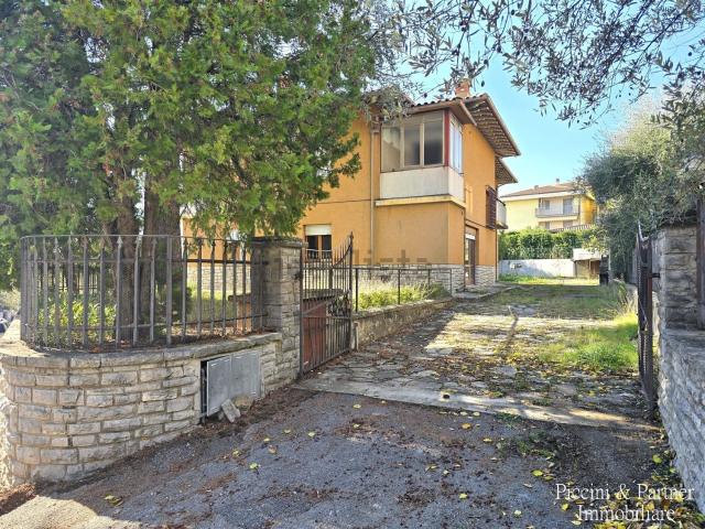 Case e ville in vendita di 322 m² in Via Mario Lucertini, 5