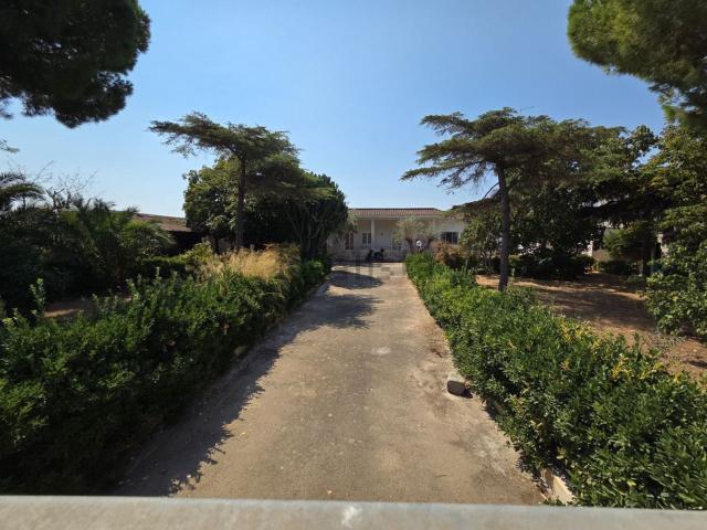 Case e ville in vendita di 322 m² in Viale della Cavalleria, 14