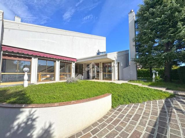 Case e ville in vendita di 323 m² in Via A. Palladio, 8