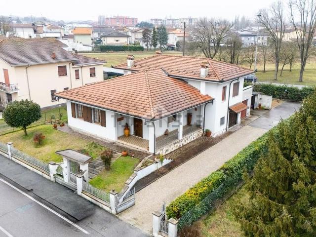Case e ville in vendita di 323 m² in Via Aldo Moro, 15