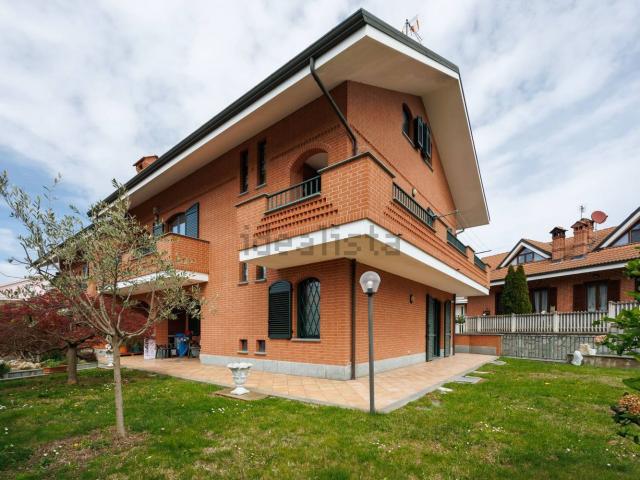 Case e ville in vendita di 323 m² in Via Giacomo Puccini