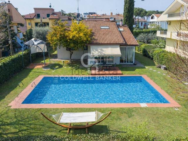 Case e ville in vendita di 323 m² in Via Gioacchino Rossini, 5