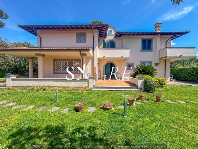 Case e ville in vendita di 323 m² in Via Don Lazzeri
