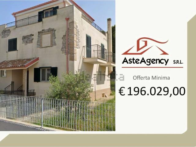 Case e ville in vendita di 323 m² in Via Lanzillotti