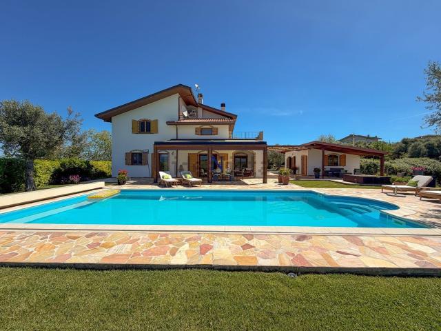 Case e ville in vendita di 323 m² in Via Sant&apos Angelo, 20