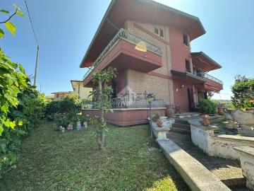 Case e ville in vendita di 323 m² in Via Pesaro
