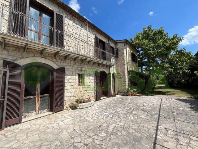 Case e ville in vendita di 323 m² in Contrada Croce Santa Maria, 10