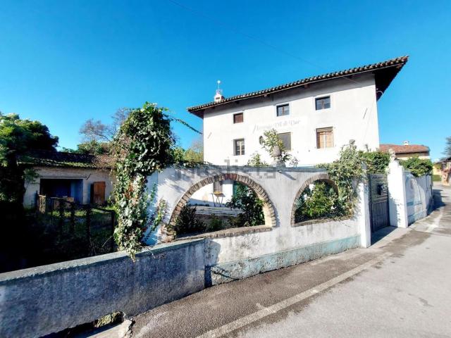Case e ville in vendita di 324 m² in Via A. Robbiani, 7