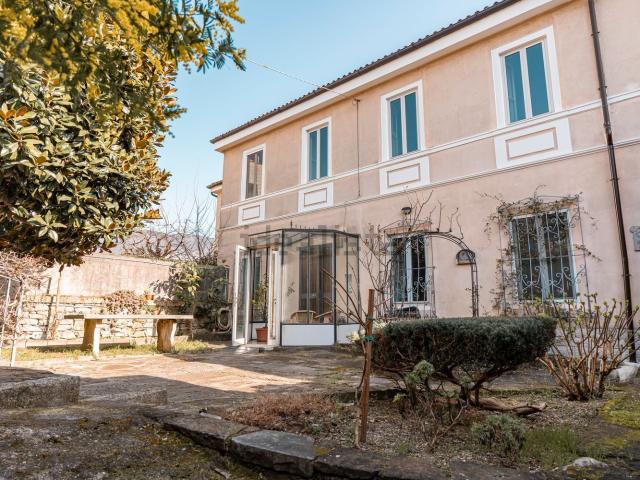Case e ville in vendita di 324 m² in Via dello Scoglio, 173