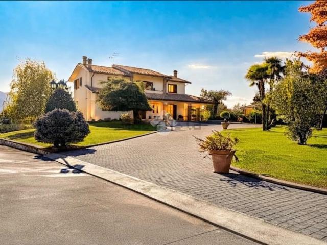 Case e ville in vendita di 324 m² in Via Monne