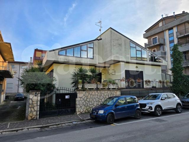 Case e ville in vendita di 324 m² in Via Sicilia, 8