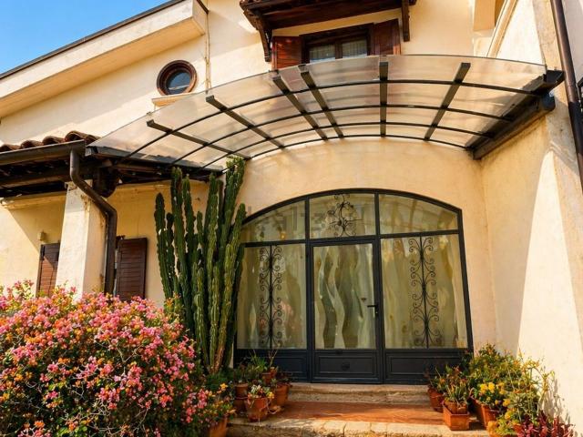 Case e ville in vendita di 325 m²