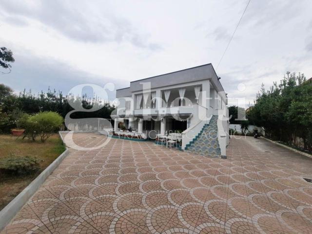 Villetta indipendente in vendita di 325 m² in Via Carrafiello, 24