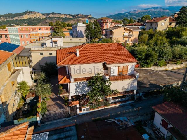 Case e ville in vendita di 325 m² in Via Castellari, 13