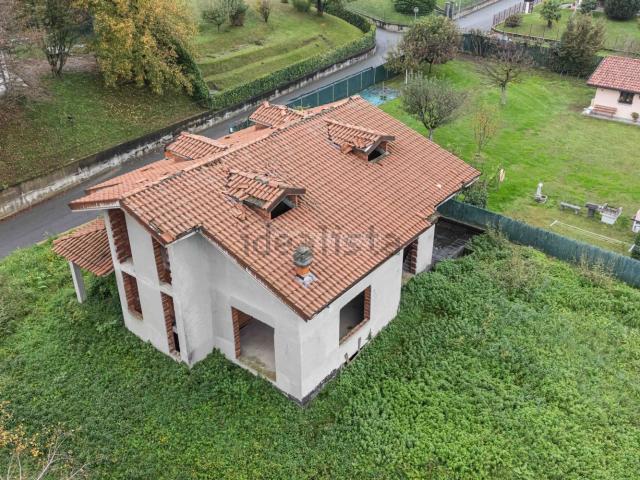 Case e ville in vendita di 325 m² in Via A. Manzoni