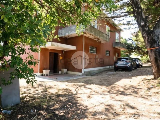 Case e ville in vendita di 325 m² in Via Aldo Moro, 100