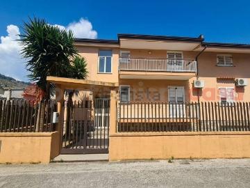 Case e ville in vendita di 325 m² in Via Avv. Raffaele Lanzara
