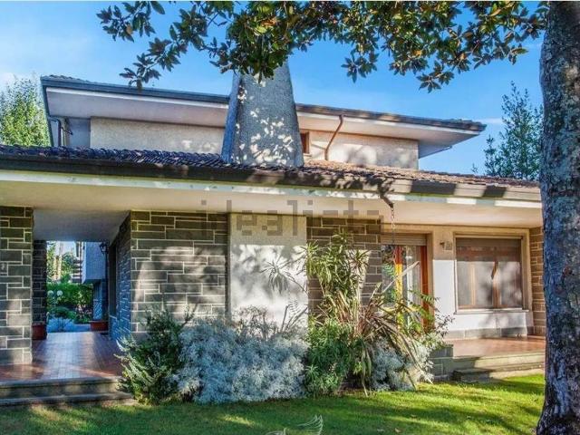 Case e ville in vendita di 325 m² in Via Dalmazia