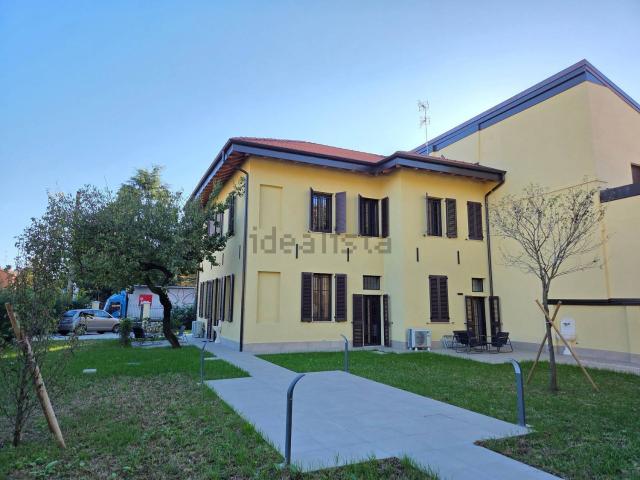 Case e ville in vendita di 325 m² in Via Dante Alighieri, 33