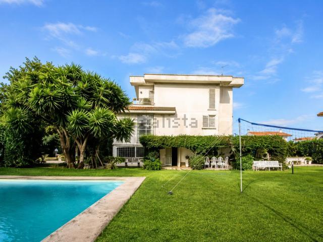 Villetta indipendente in vendita di 325 m² in Via Fertilia