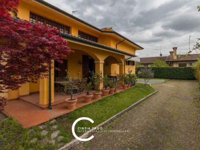 Case e ville in vendita di 325 m² in Via Roma