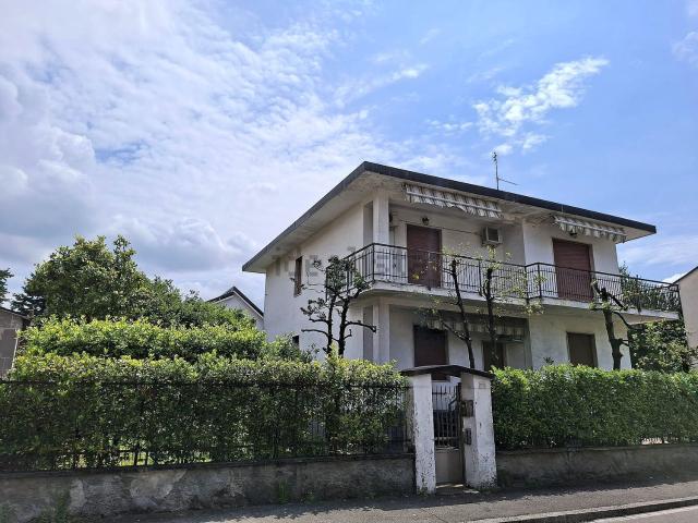 Case e ville in vendita di 325 m² in Via Roma, 100